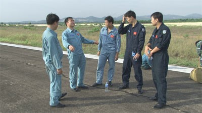 Các phi công trẻ trao đổi kinh nghiệm sau lần thực hành nhảy dù.